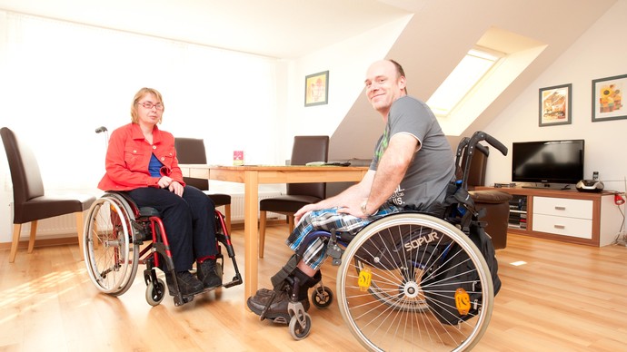 Zwei Menschen im Rollstuhl in der gemeinsamen Wohnung
